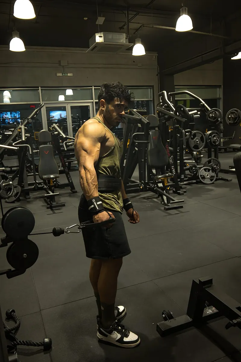 Vincenzo Jr. in palestra durante un allenamento ai cavi